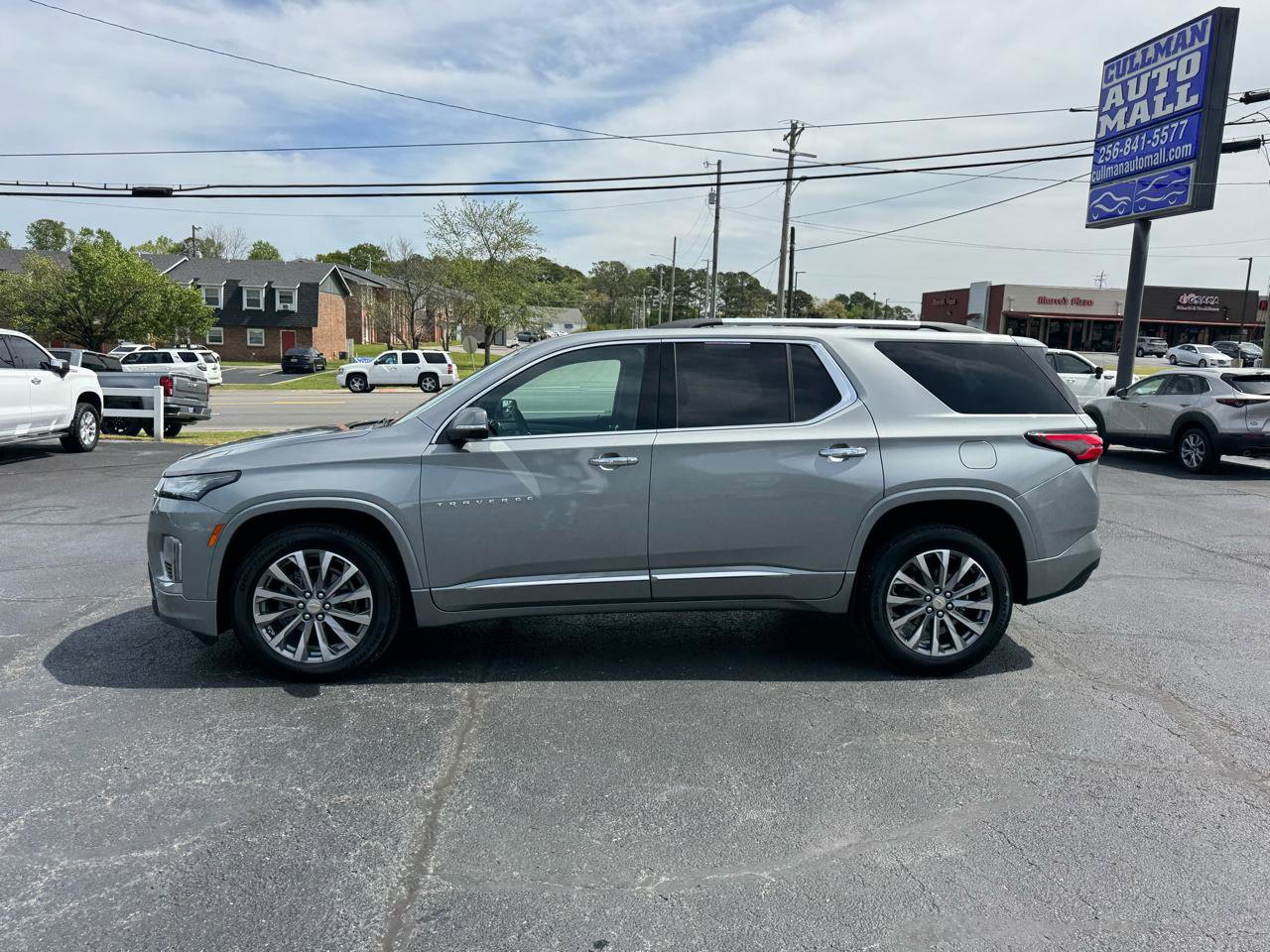 Used 2023 Chevrolet Traverse Premier image 2