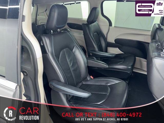 Used 2021 Chrysler Pacifica Touring-L image 36