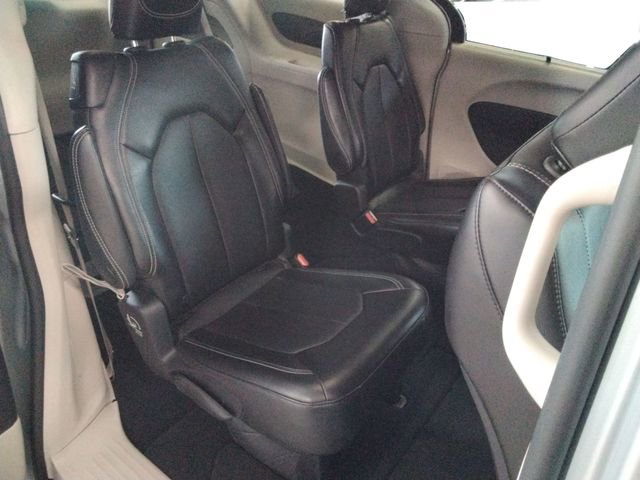 Used 2024 Chrysler Pacifica Touring-L image 22