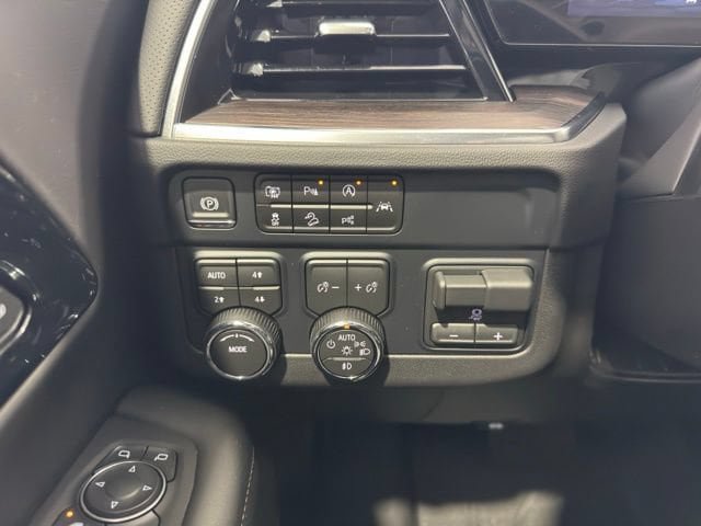 New 2026 Chevrolet Suburban Premier w/ Sun And Tow Package AWD/4WD image 19