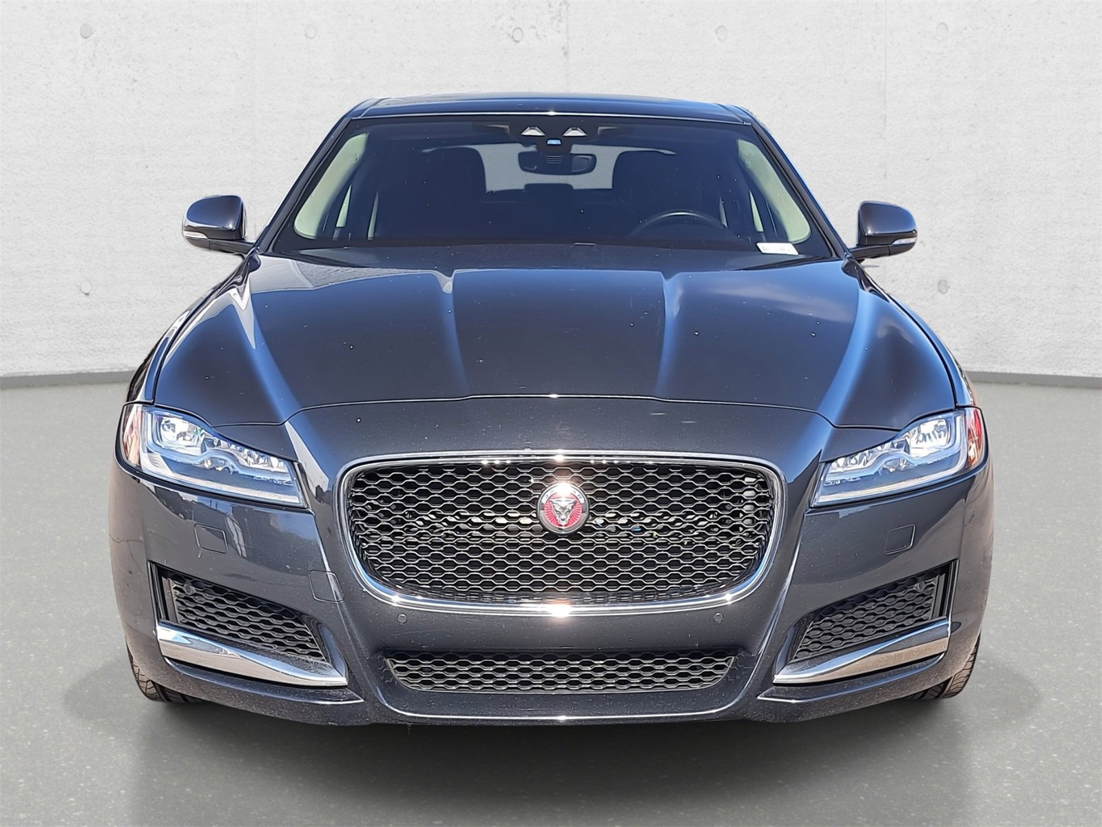 Used 2019 Jaguar XF Prestige image 2