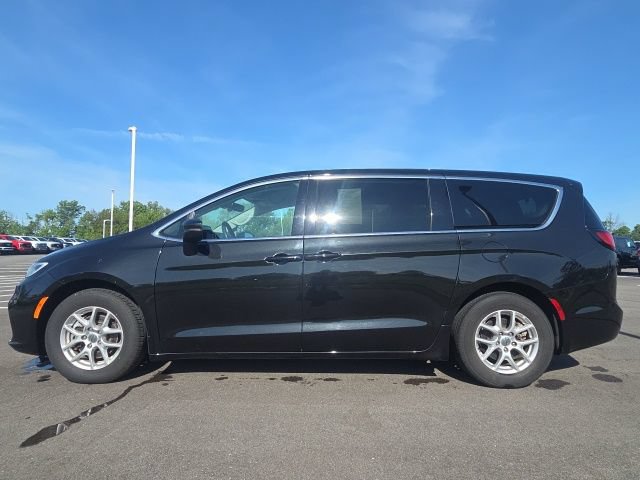 Used 2023 Chrysler Pacifica Touring-L FWD image 16