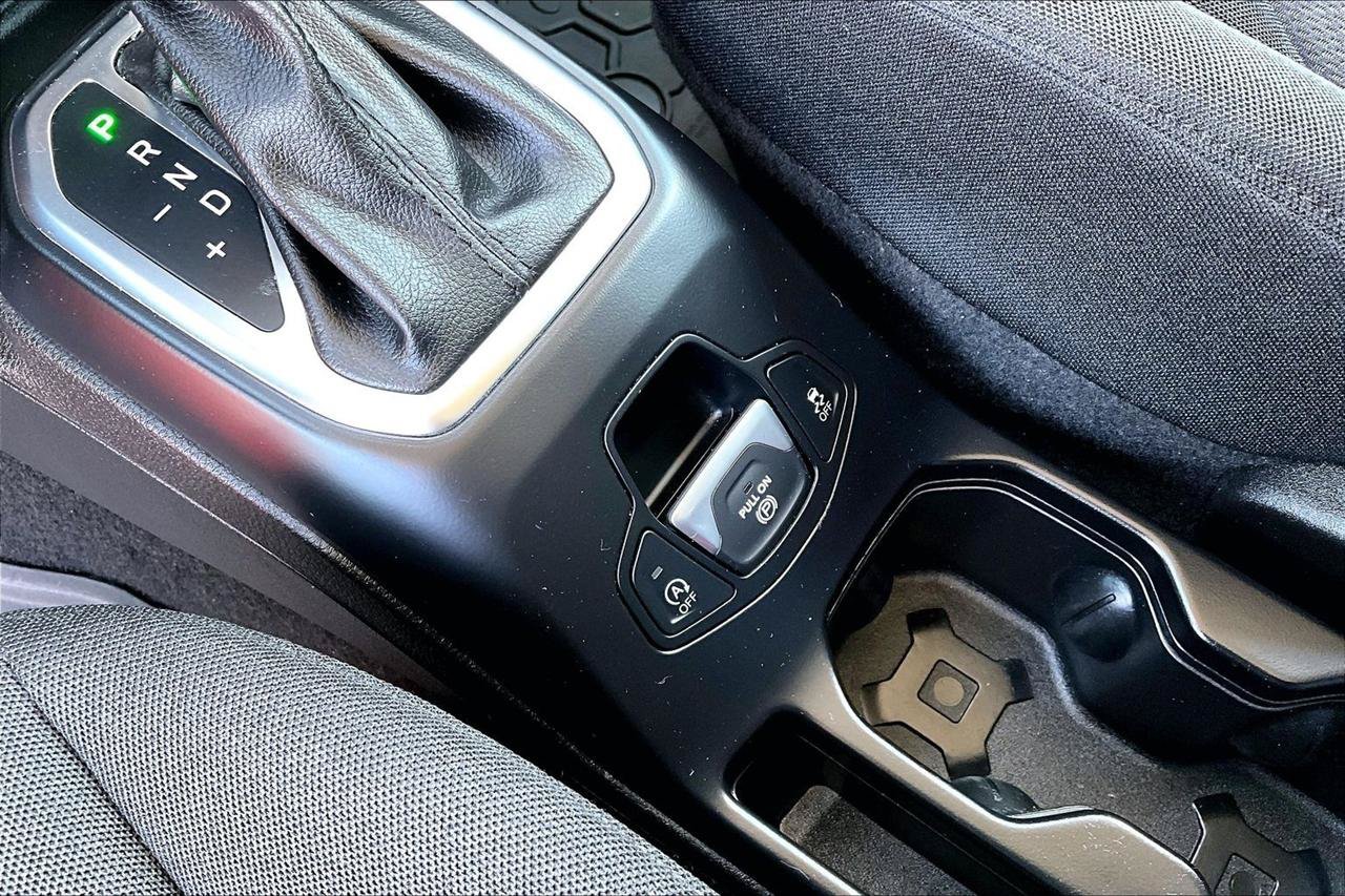Used 2023 Jeep Renegade Latitude AWD/4WD image 35
