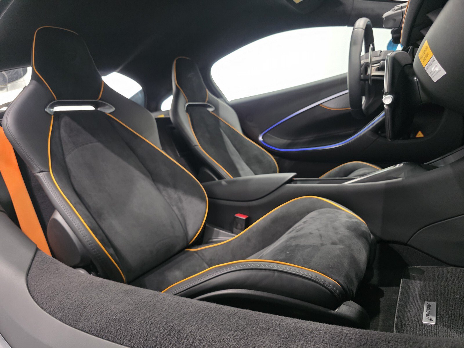 Used 2023 McLaren Artura RWD image 17