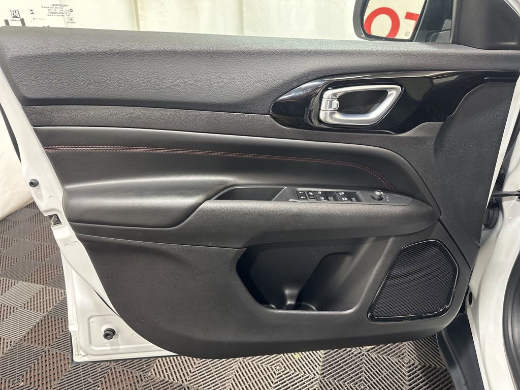 Used 2025 Jeep Compass Trailhawk image 23