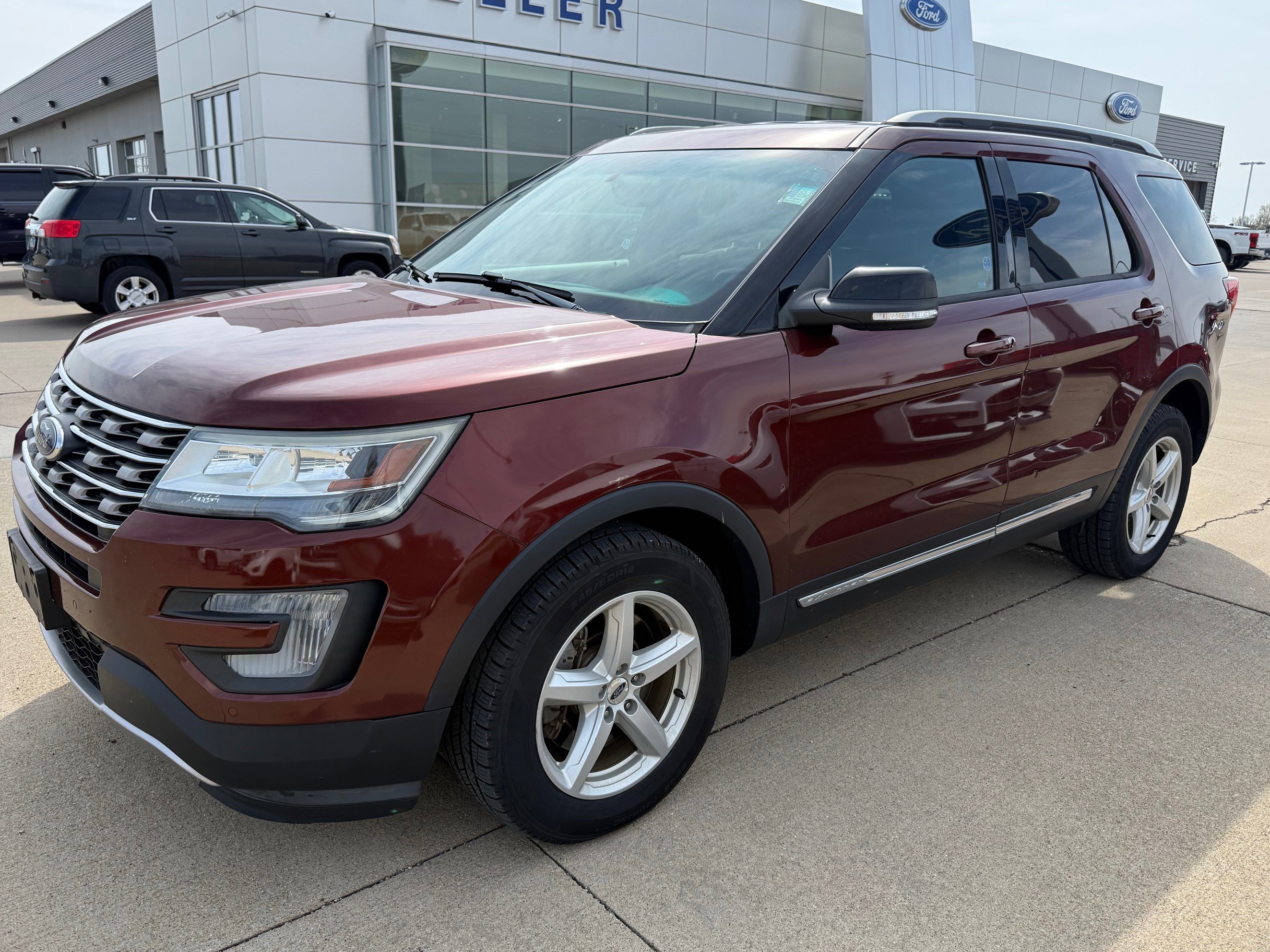 Used 2016 Ford Explorer XLT w/ Equipment Group 202A image 3