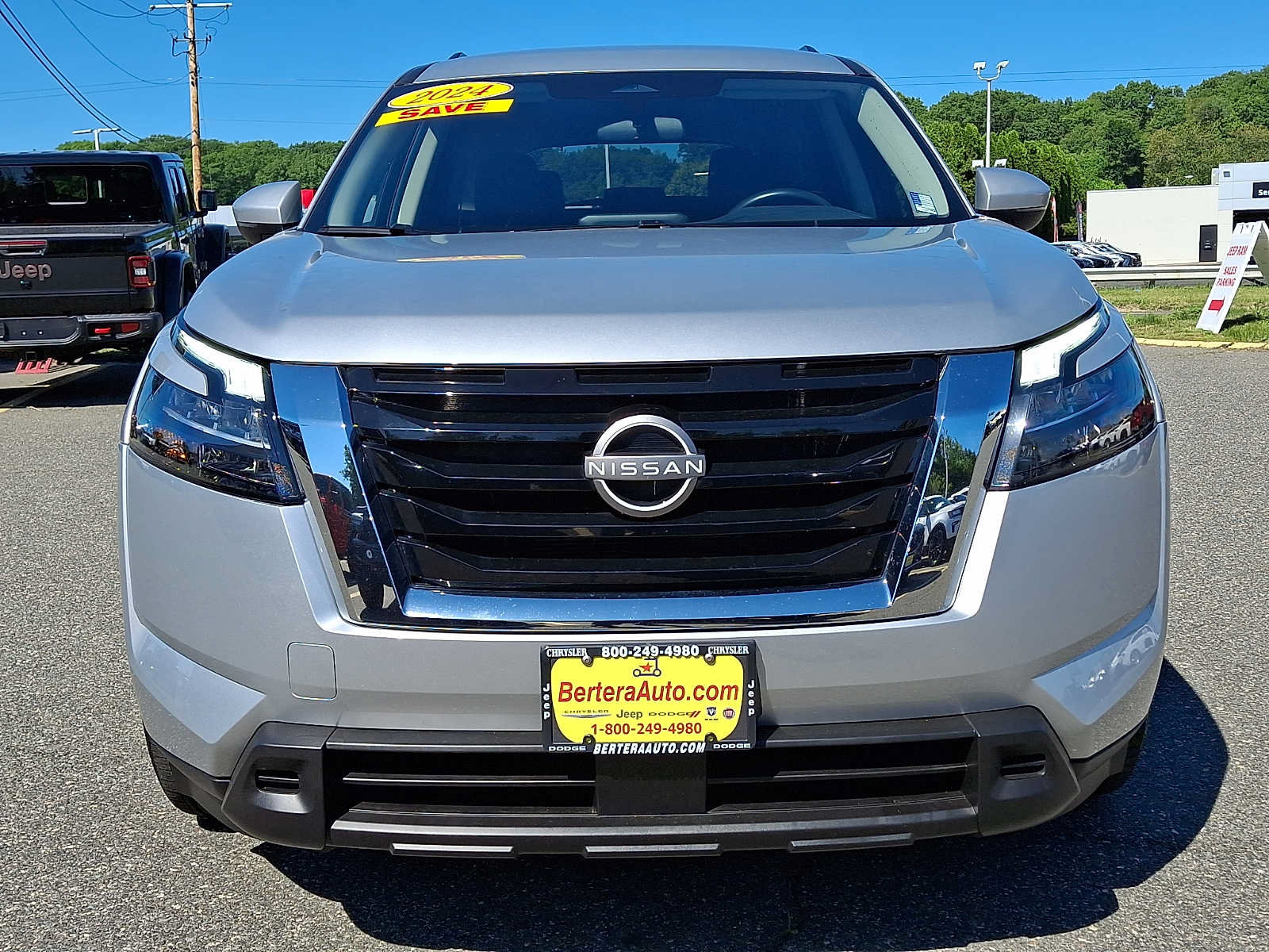 Used 2024 Nissan Pathfinder SV AWD/4WD image 2