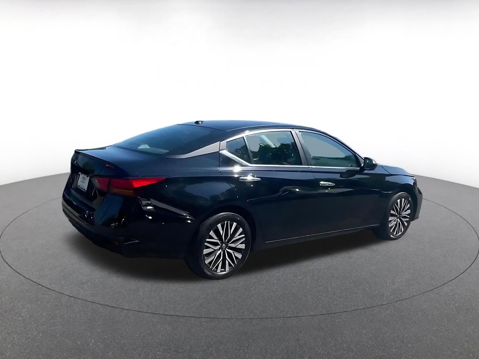 Used 2025 Nissan Altima 2.5 SV image 14