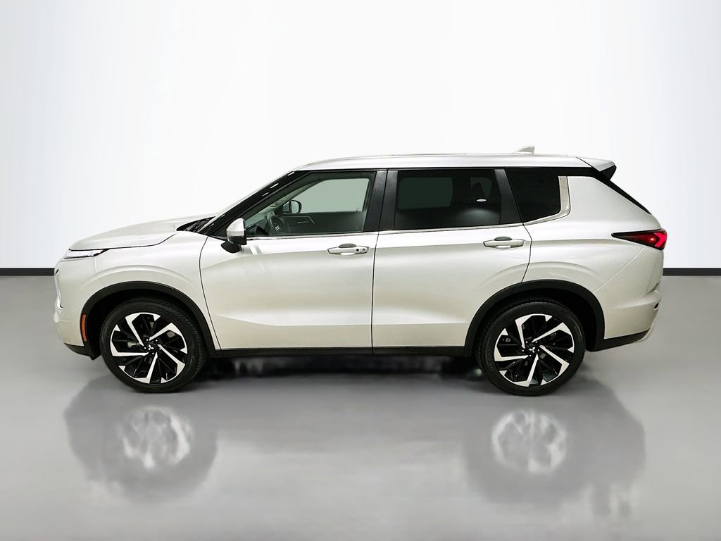 Used 2023 Mitsubishi Outlander SE image 4