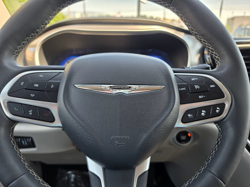 Used 2023 Chrysler Pacifica Touring-L FWD image 22