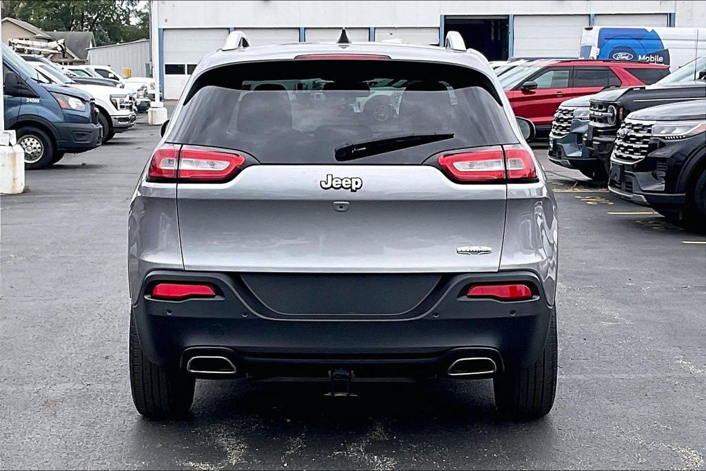 Used 2017 Jeep Cherokee Latitude w/ Safety/Convenience Group FWD image 3