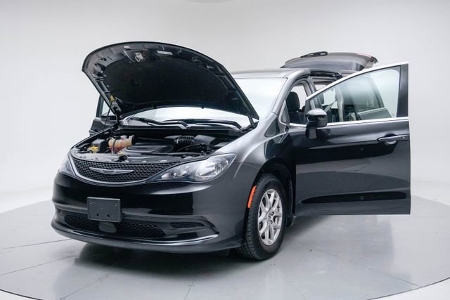 Used 2023 Chrysler Voyager LX image 17
