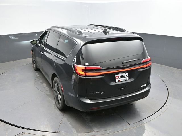 Used 2023 Chrysler Pacifica Touring-L w/ S Appearance Package AWD/4WD image 42