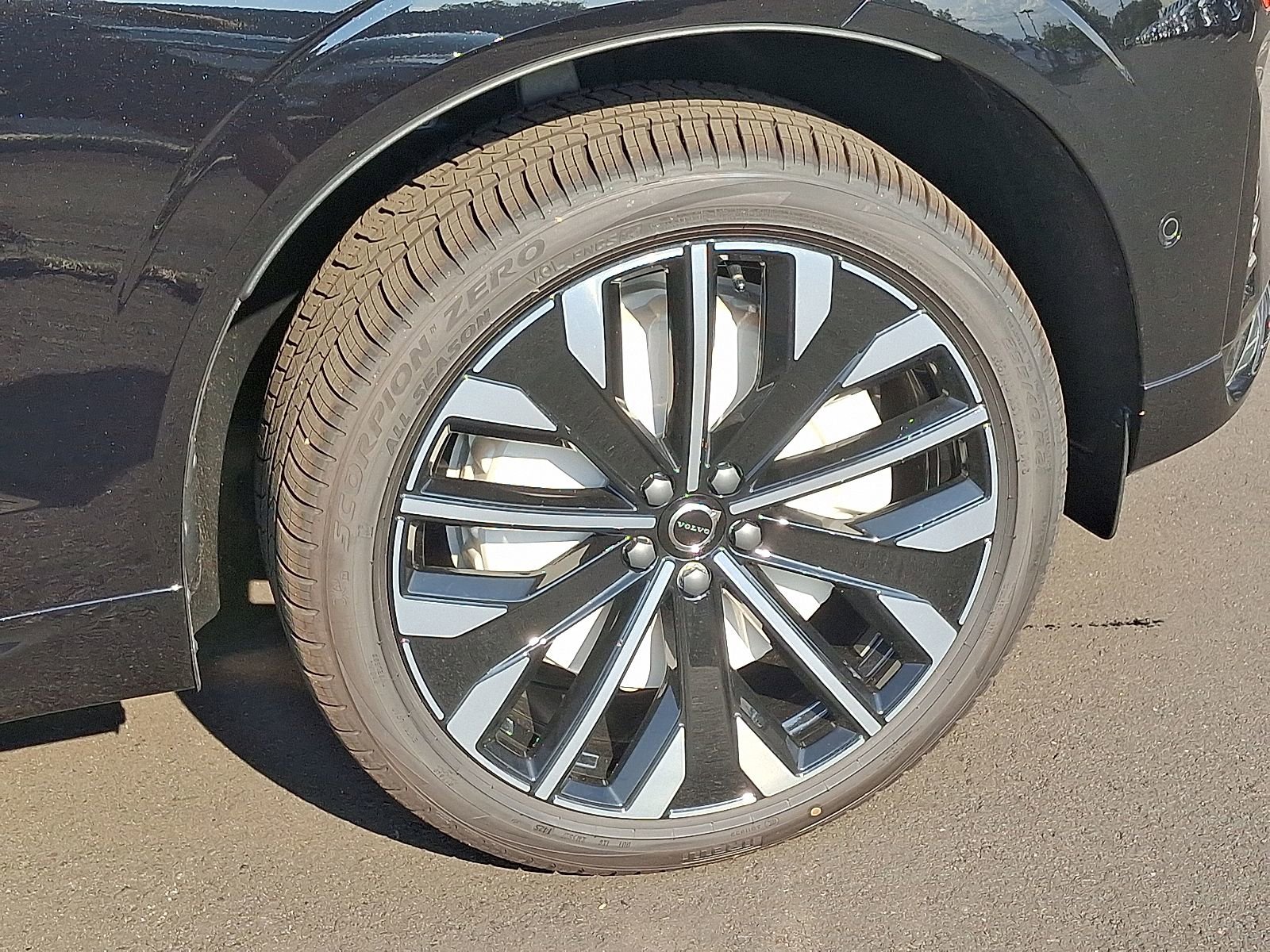 New 2026 Volvo XC60 B5 Ultra w/ Protection Package Premier image 8