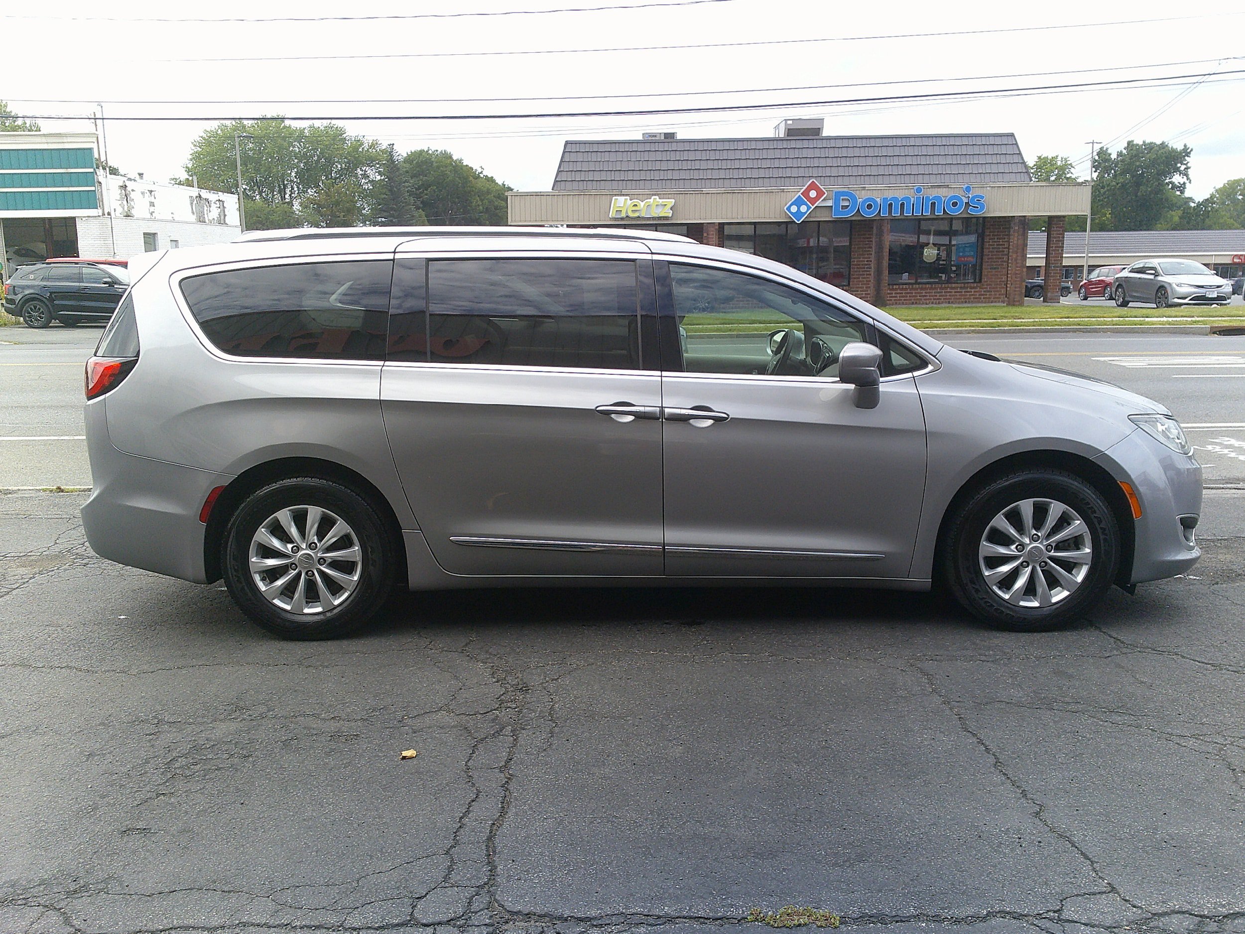Used 2018 Chrysler Pacifica Touring-L FWD image 6