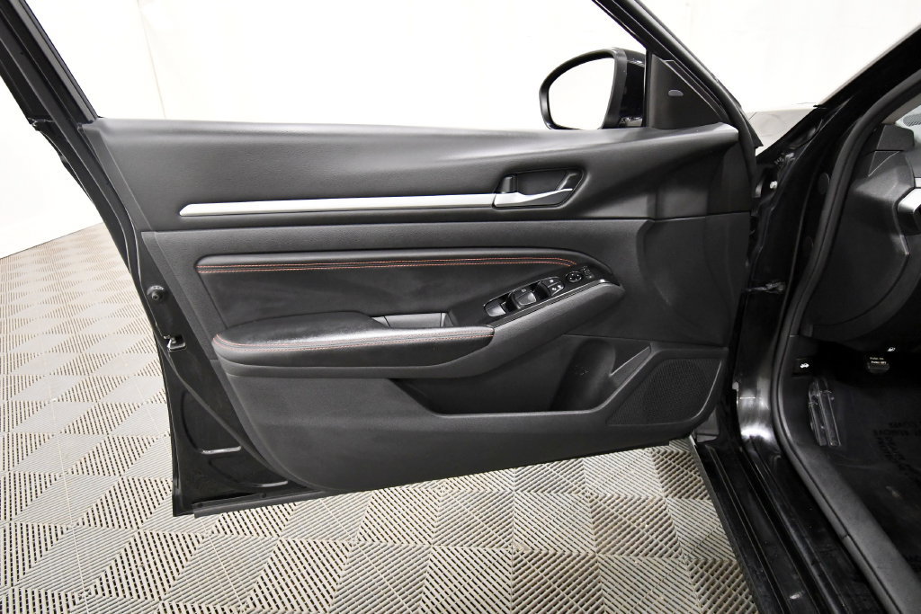 Used 2023 Nissan Altima 2.5 SR FWD image 13