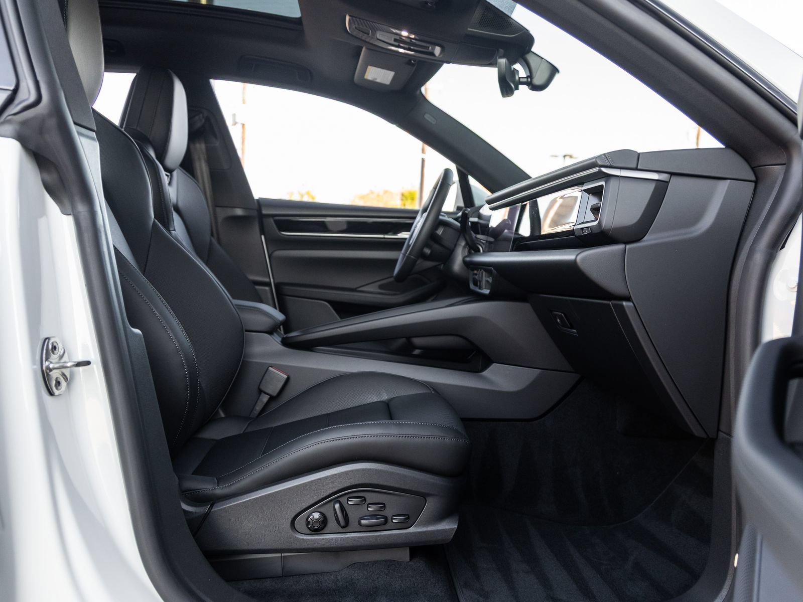 Certified 2025 Porsche Macan 4S Electric AWD/4WD image 44