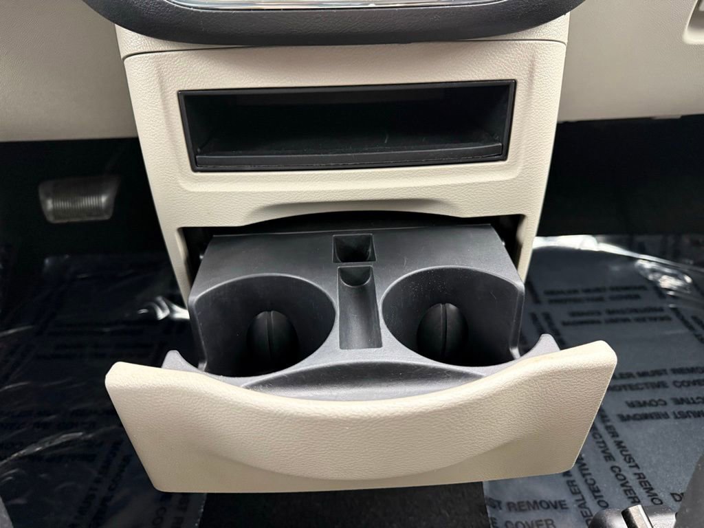 Used 2014 Chrysler Town & Country Touring image 29