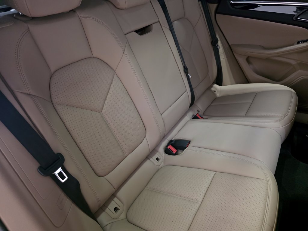 Certified 2026 Porsche Macan AWD/4WD image 16