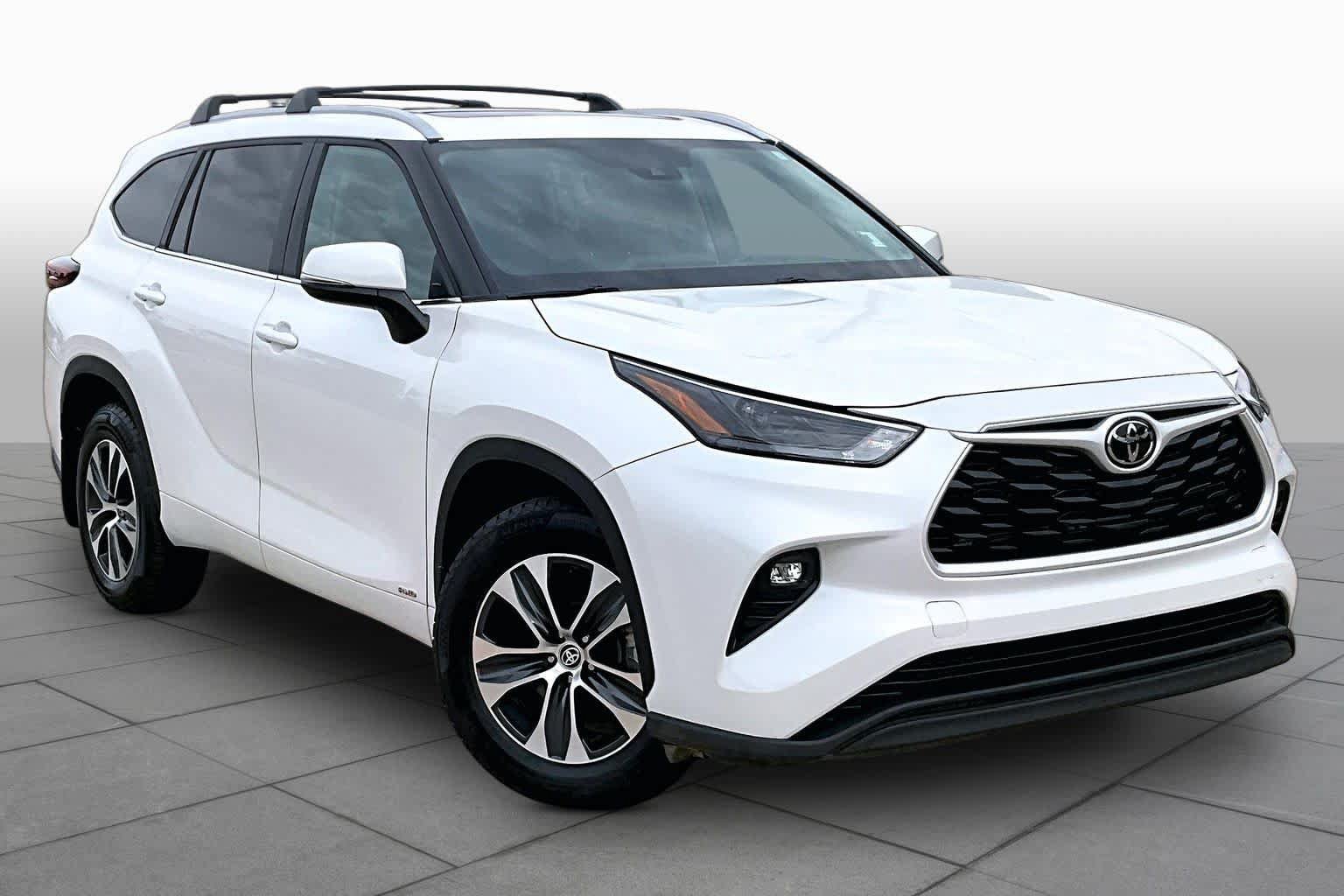 Used 2025 Toyota Highlander XLE AWD/4WD image 3
