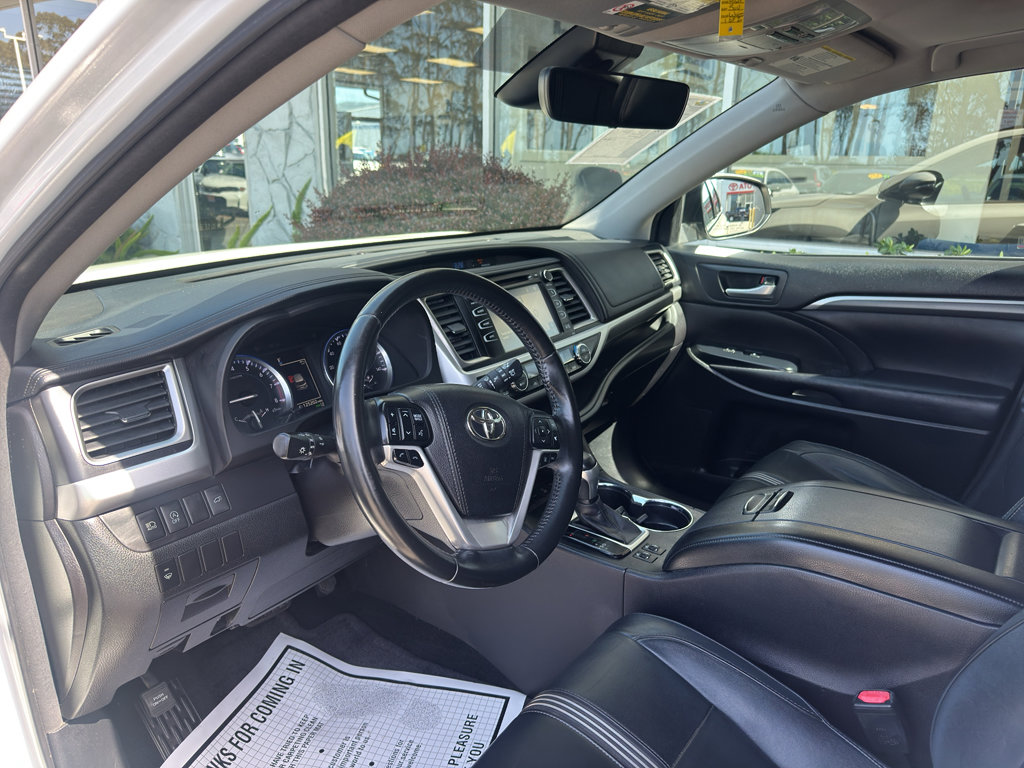 Used 2017 Toyota Highlander SE AWD/4WD image 3
