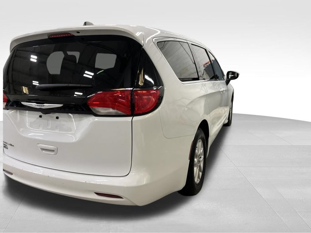 Used 2023 Chrysler Voyager LX FWD image 5