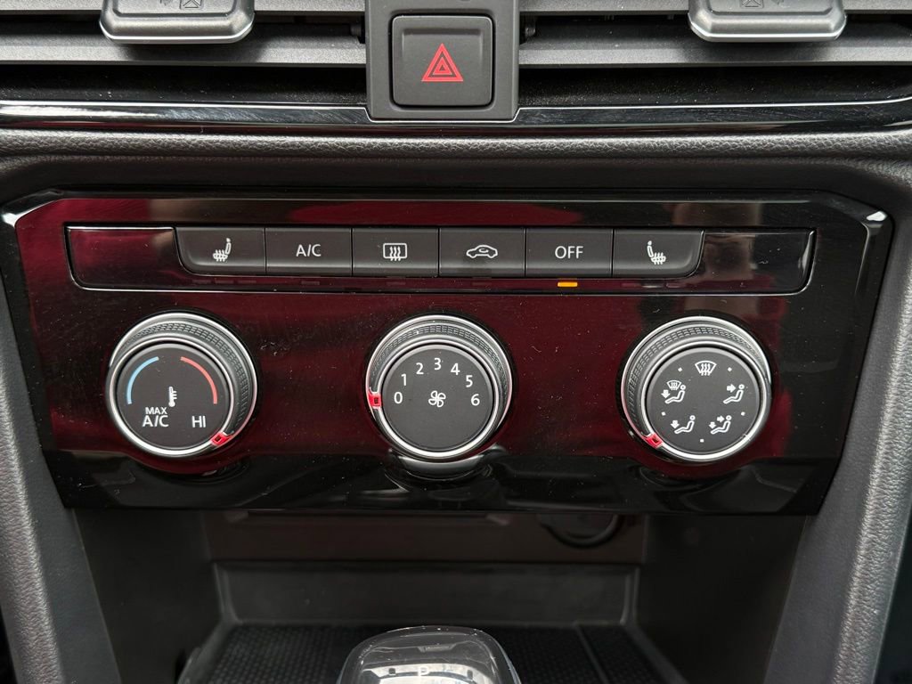 Used 2023 Volkswagen Taos SE w/ Panoramic Sunroof Package AWD/4WD image 4