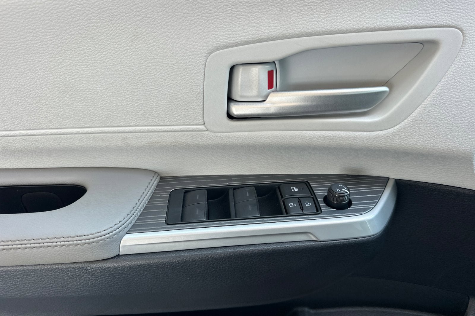 Certified 2026 Toyota Sienna XLE FWD image 11