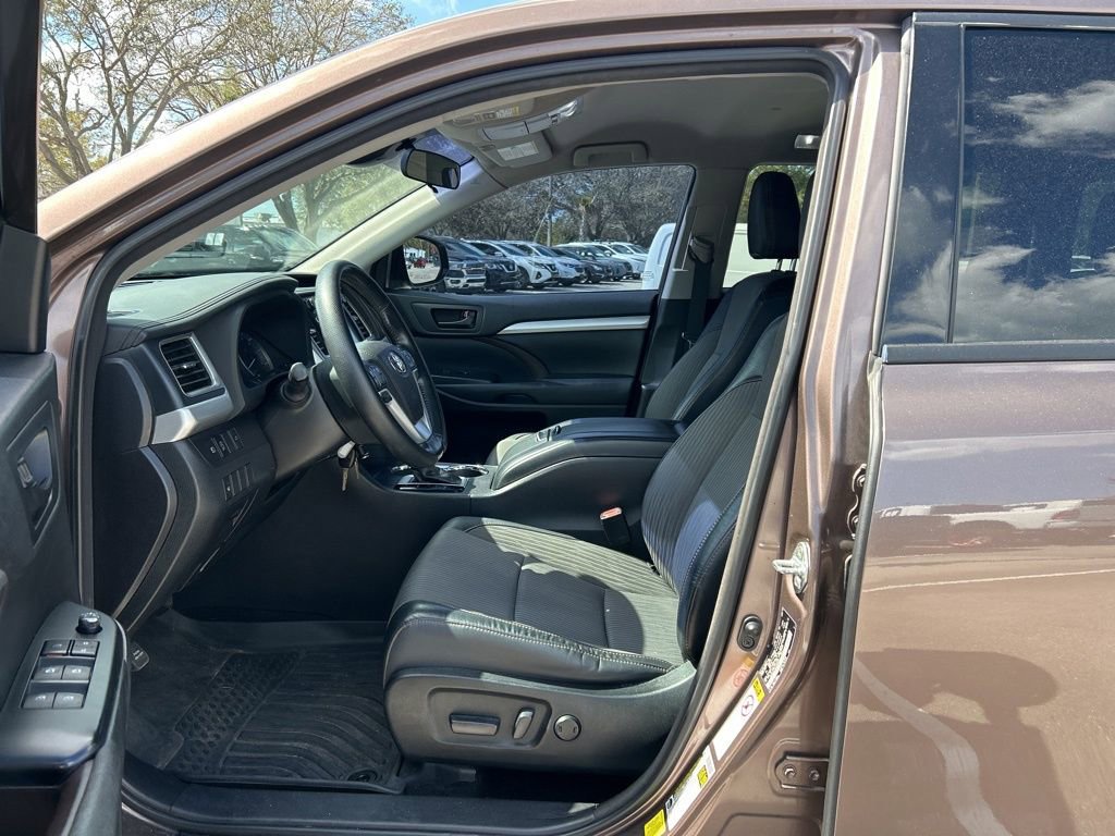 Used 2018 Toyota Highlander Plus FWD image 16