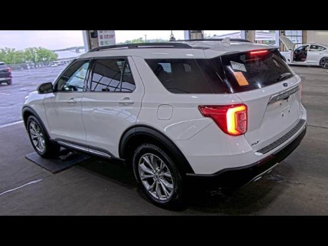 Used 2022 Ford Explorer XLT w/ Equipment Group 202A AWD/4WD image 8