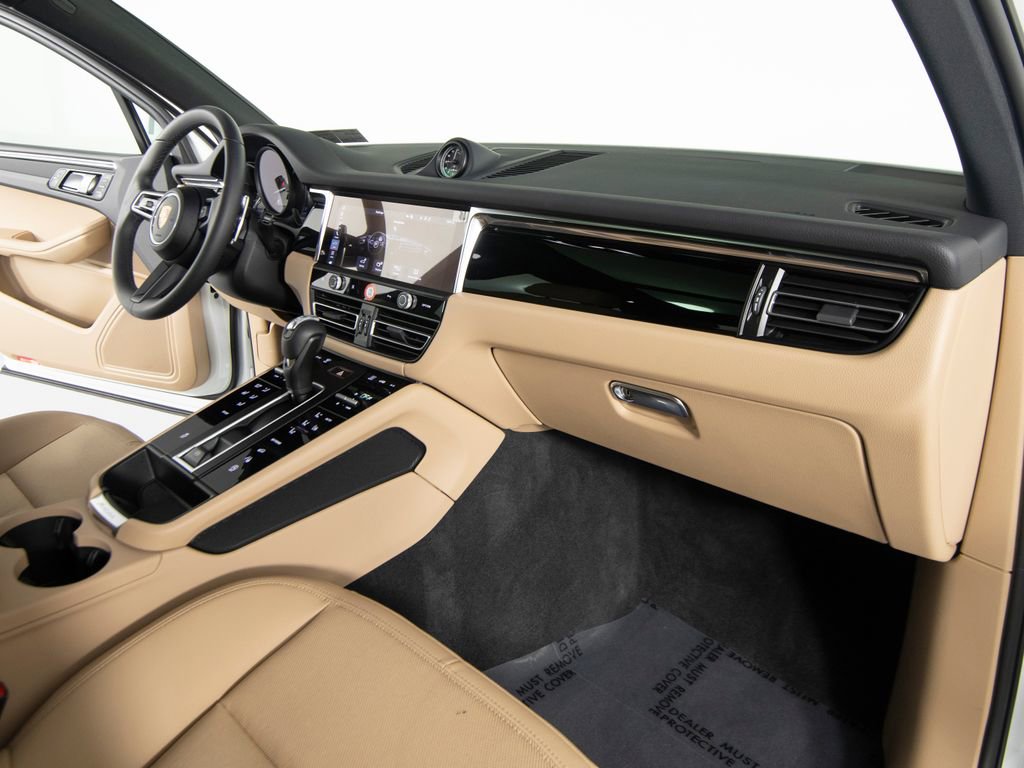 Certified 2025 Porsche Macan image 28