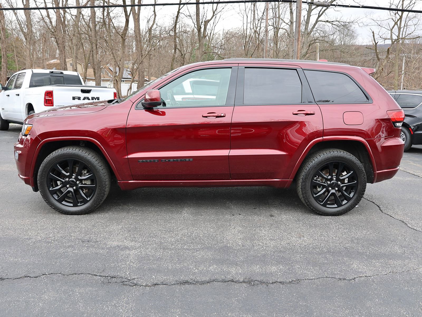 Used 2020 Jeep Grand Cherokee Altitude AWD/4WD image 4