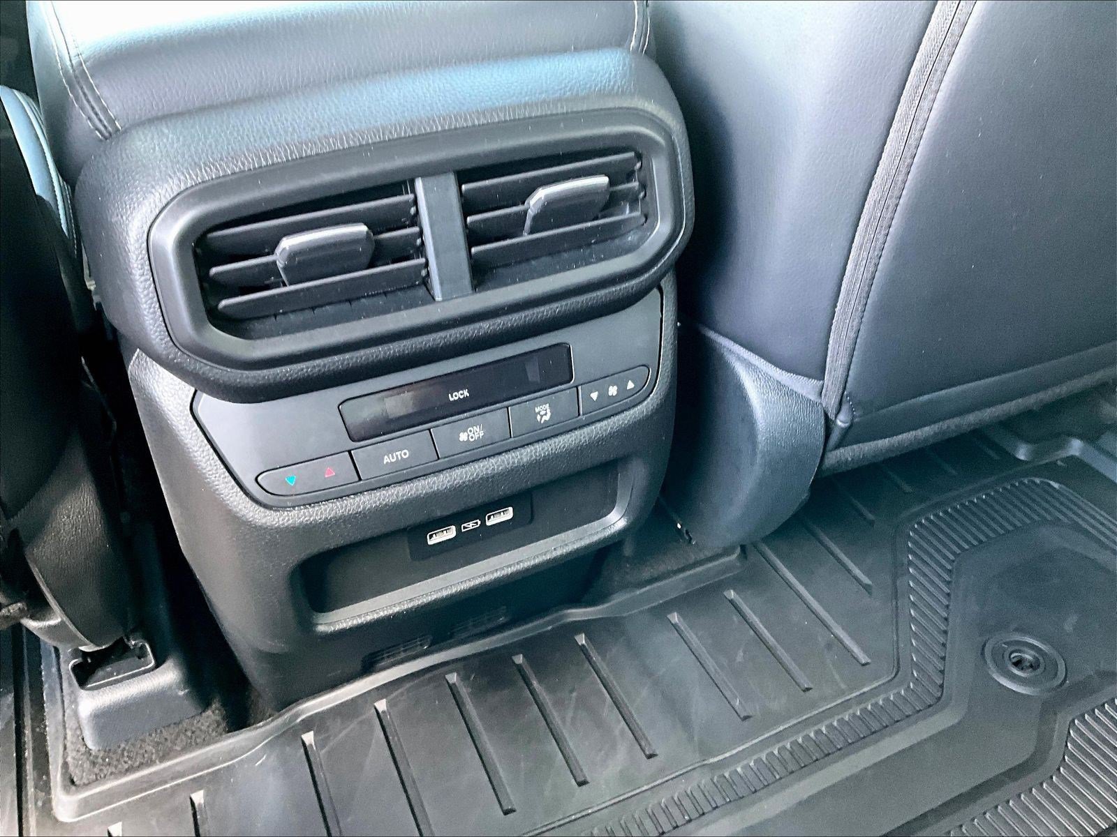 Used 2023 Honda Pilot Touring image 10
