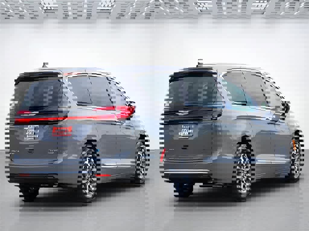 New 2023 Chrysler Pacifica Limited image 4