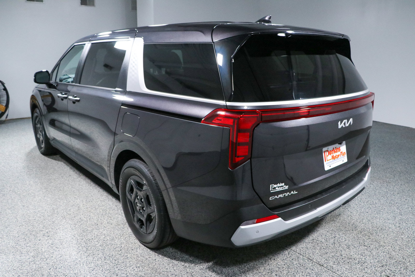 Used 2025 Kia Carnival FWD image 9