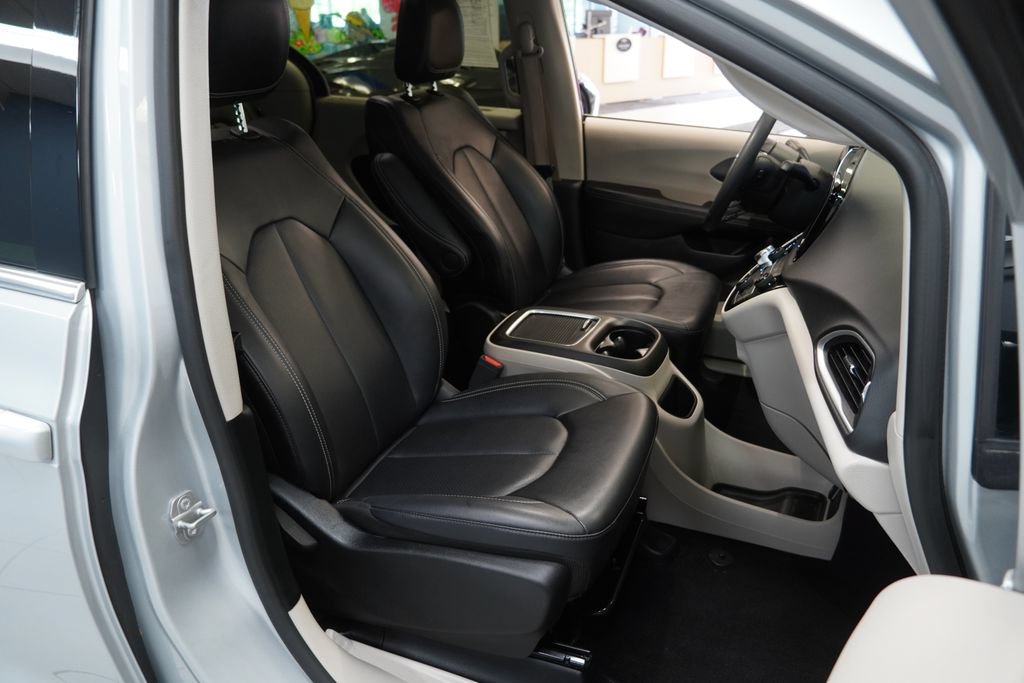 Used 2024 Chrysler Pacifica Touring-L FWD image 24