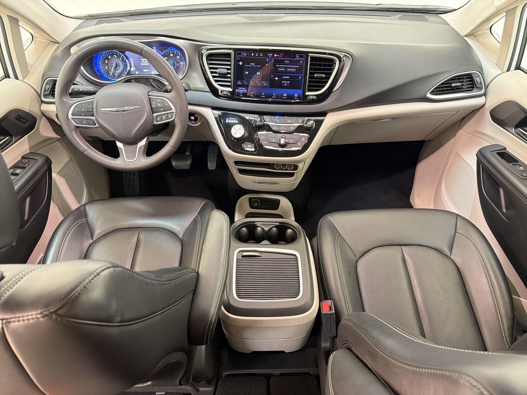 Used 2023 Chrysler Pacifica Touring-L FWD image 16