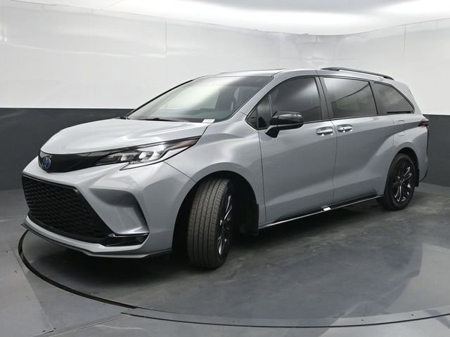 Used 2025 Toyota Sienna XSE FWD image 5