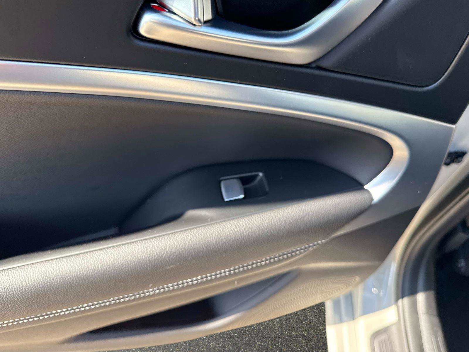 Used 2025 Genesis G70 2.5T image 12