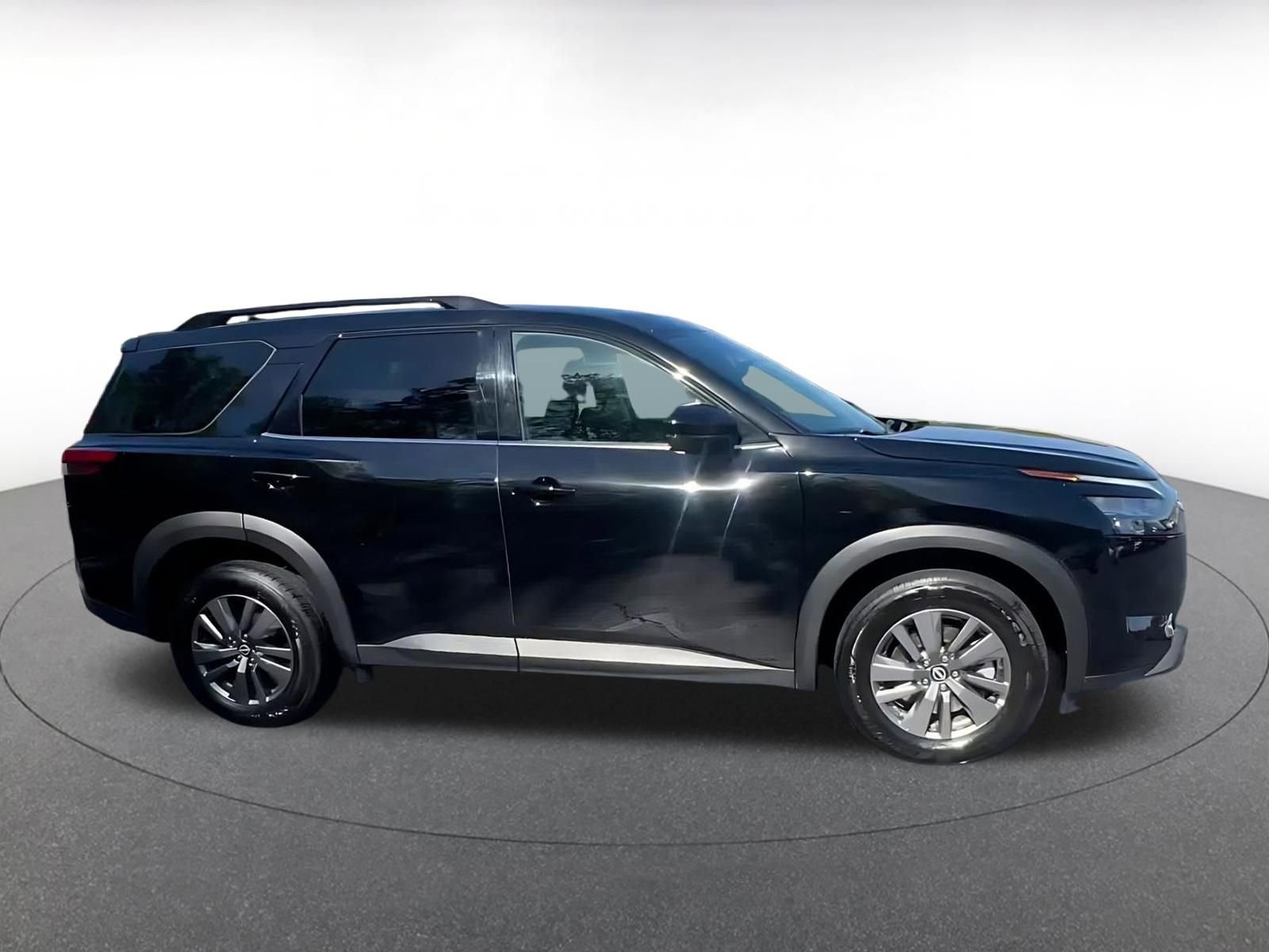 Used 2025 Nissan Pathfinder SV image 16