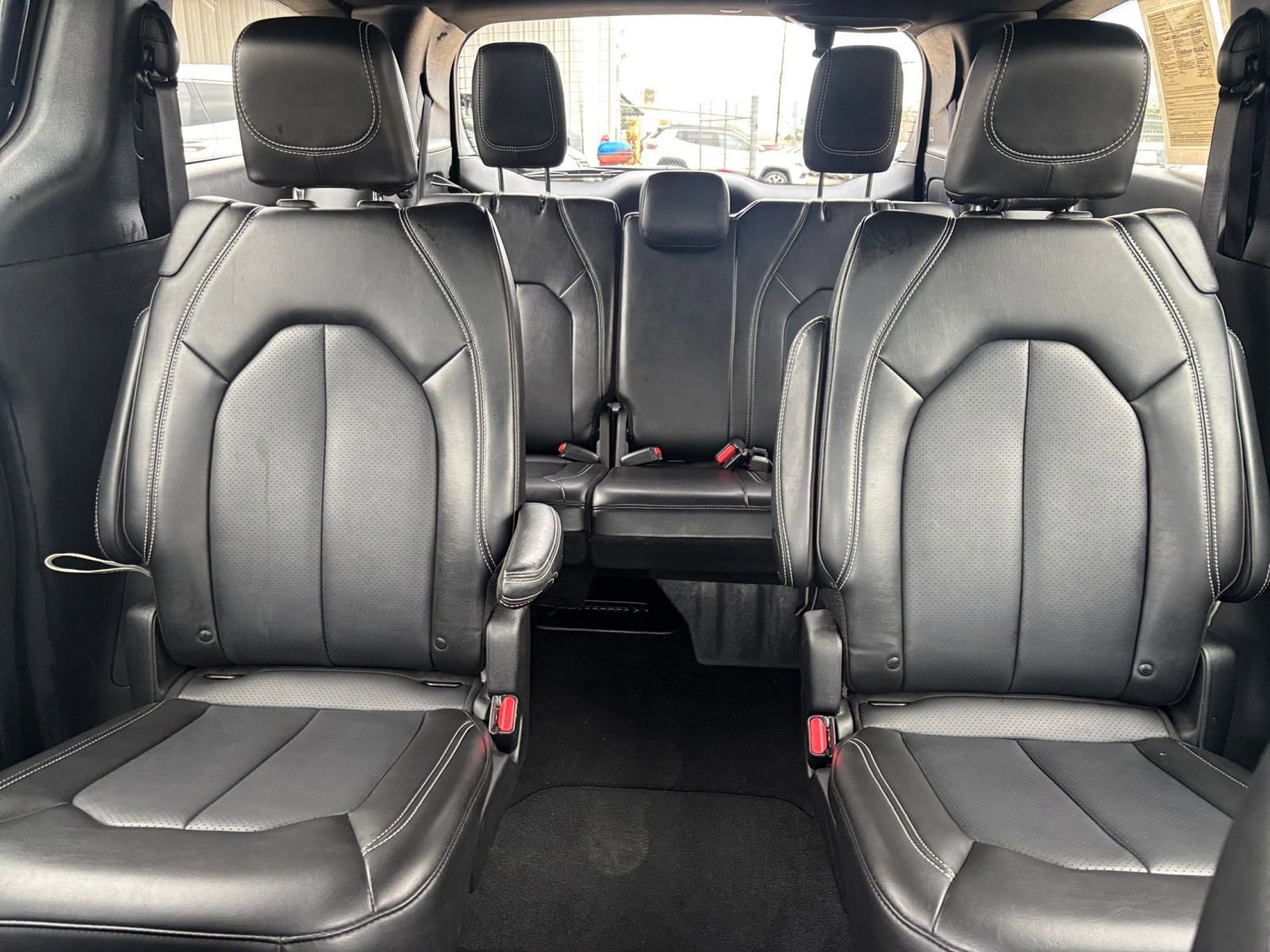 Used 2025 Chrysler Pacifica Select image 35