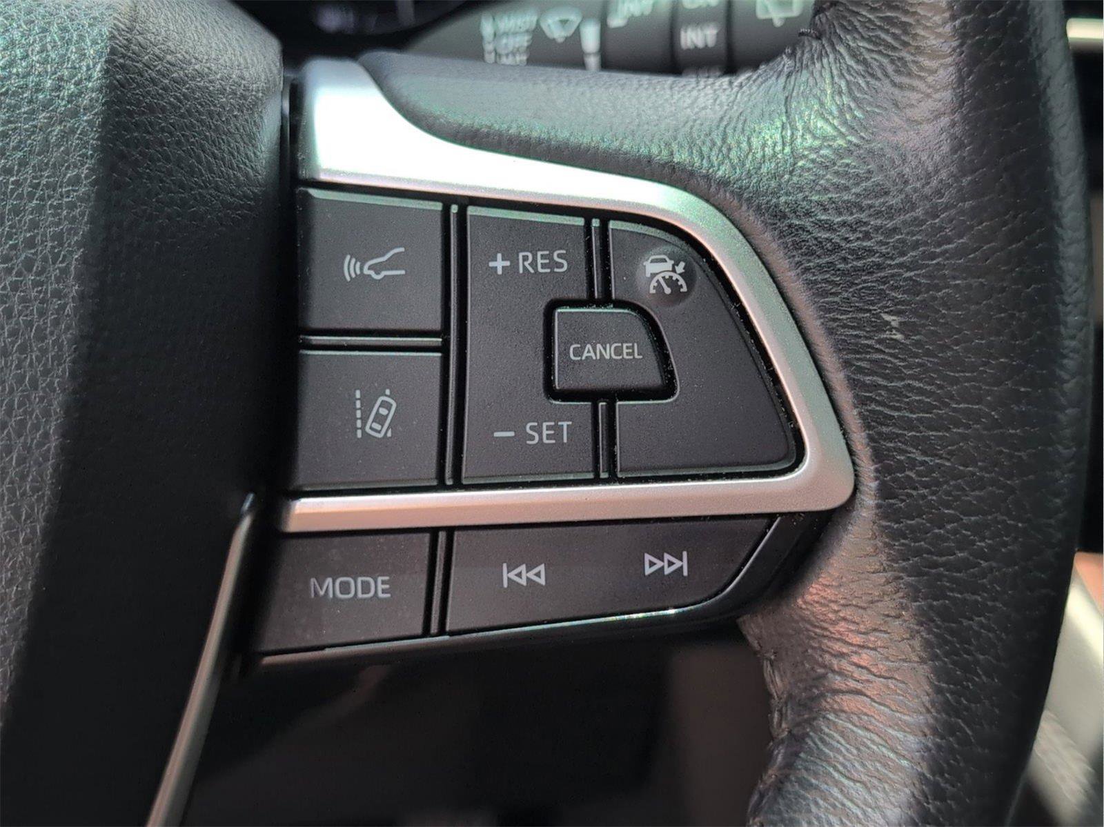 Used 2024 Toyota Sienna XLE FWD image 25