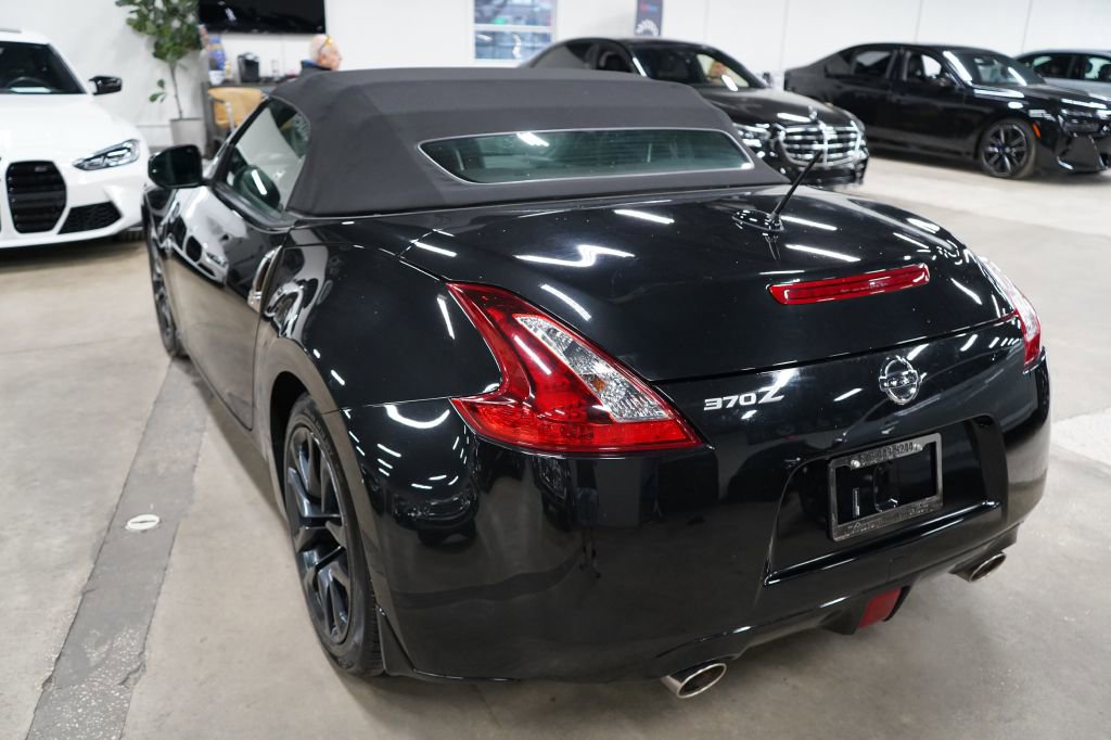 Used 2019 Nissan 370Z Touring RWD image 3