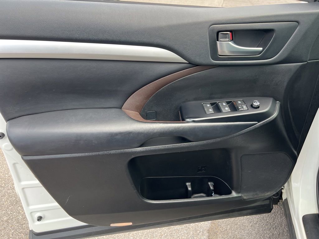 Used 2019 Toyota Highlander XLE AWD/4WD image 21