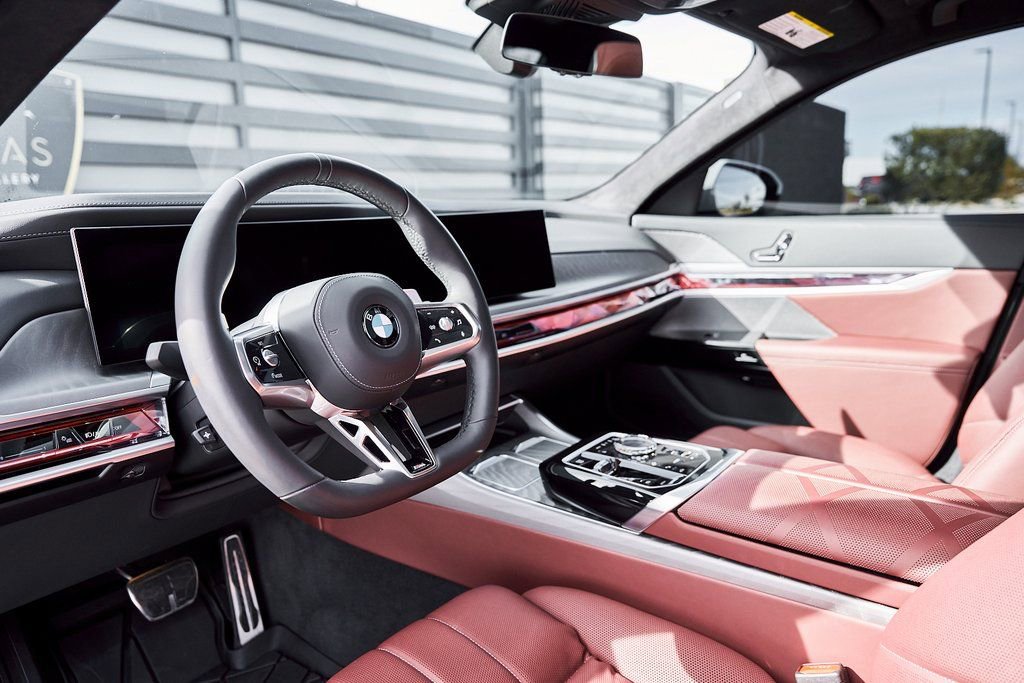 Used 2025 BMW 760i xDrive w/ Premium Package image 2