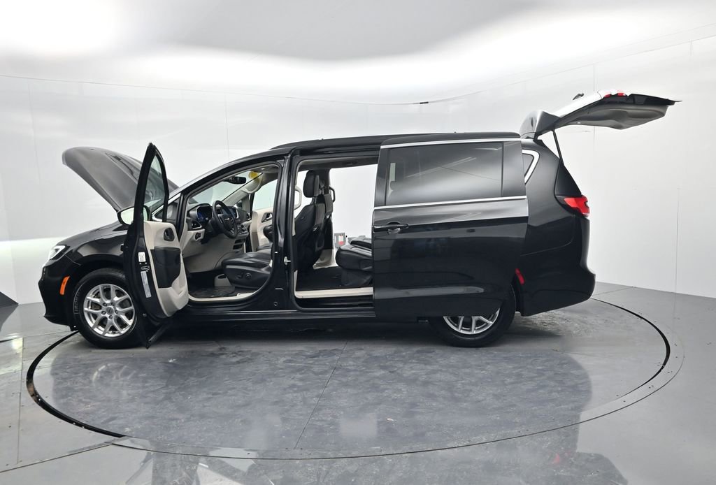 Used 2022 Chrysler Pacifica Touring-L image 55