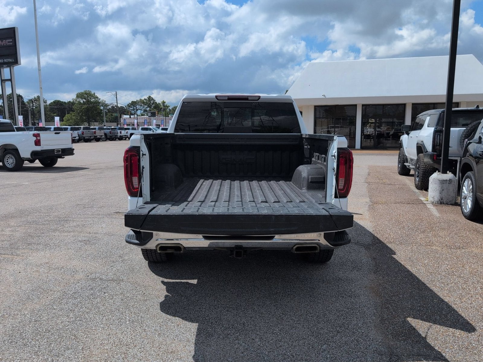 Used 2022 GMC Sierra 1500 SLT w/ SLT Premium Plus Package AWD/4WD image 4