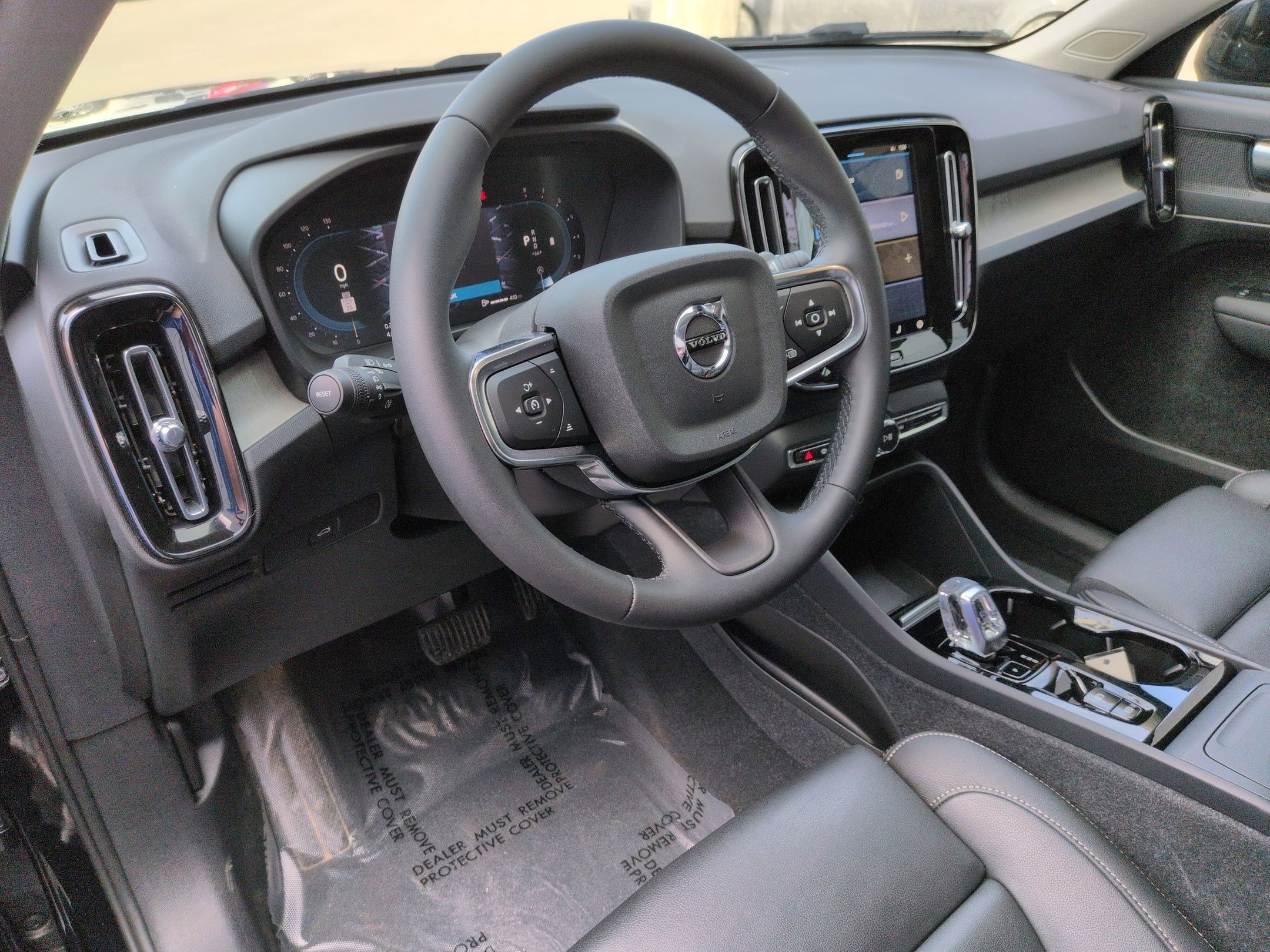 Used 2024 Volvo XC40 B5 Plus image 14