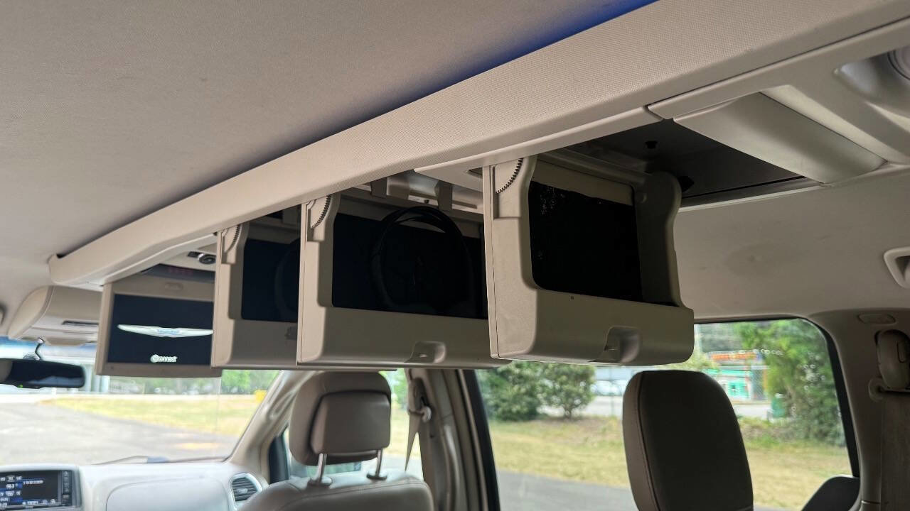 Used 2014 Chrysler Town & Country Touring FWD image 19