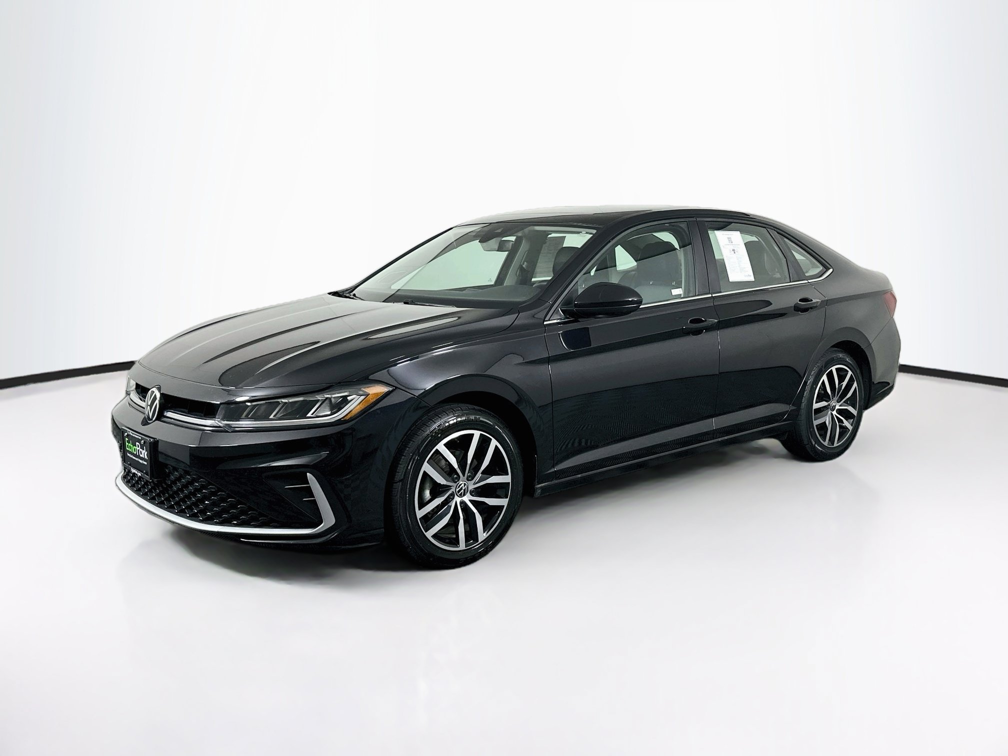 Used 2025 Volkswagen Jetta SE FWD image 3
